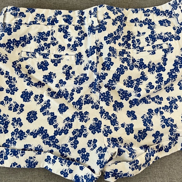 Woman’s GAP Floral summer shorts - Picture 3 of 5